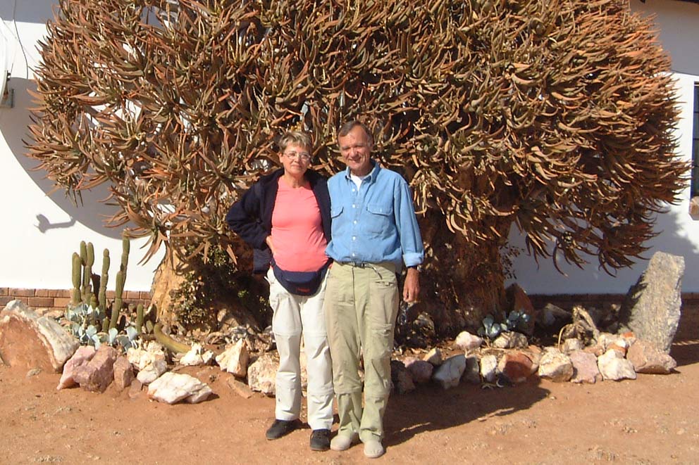 Peter Schlittenhardt und seine Frau bei einer Reise in Namibia vor einer großen Aloe-Pflanze